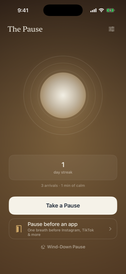 The Pause home screen showing the breathing orb, a day streak and arrivals